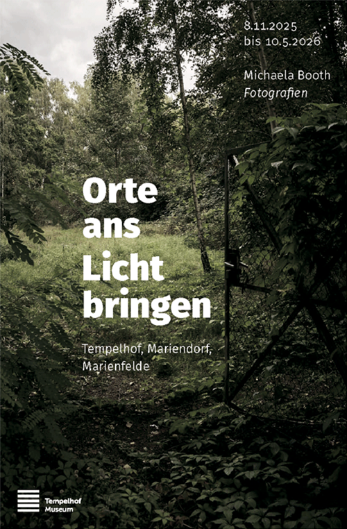Plakat der Ausstellung Orte ans Licht bringen von Michaela Booth 2025